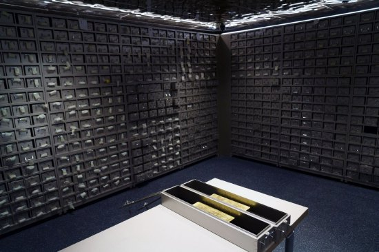 存放在金库内的金条。