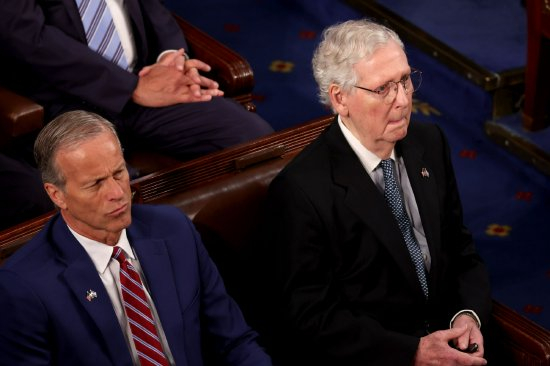 南达科他州联邦参议员John Thune和参议院少数党领袖麦康奈尔