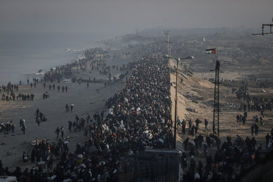 1月27日停火期间流离失所的巴勒斯坦人返回加沙北部。