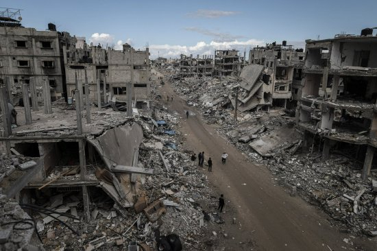 停火期间加沙南部拉法的建筑物被毁。