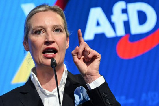 魏德尔在选举夜集会上讲话。