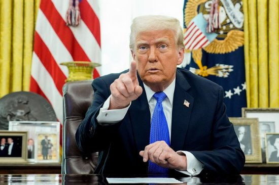 美国总统特朗普于2025年3月21日周五在白宫椭圆形办公室发表讲话。