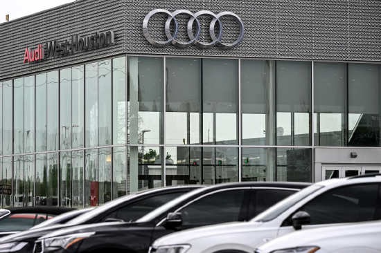 得克萨斯州凯蒂市的一家奥迪汽车经销商，汽车正在待售。