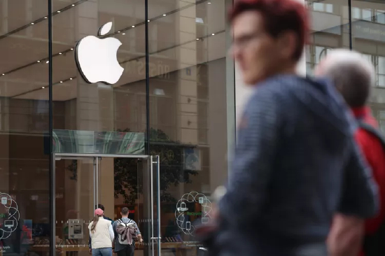 本周早些时候，人们在柏林的一家苹果店外