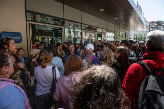 马德里Avenida de America地铁站外的人群。