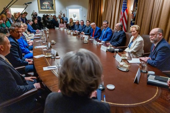 特朗普（中），4月16日于白宫举行内阁会议。