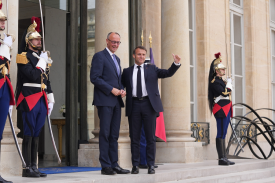 马克龙（右）5月7日欢迎来访的默茨。