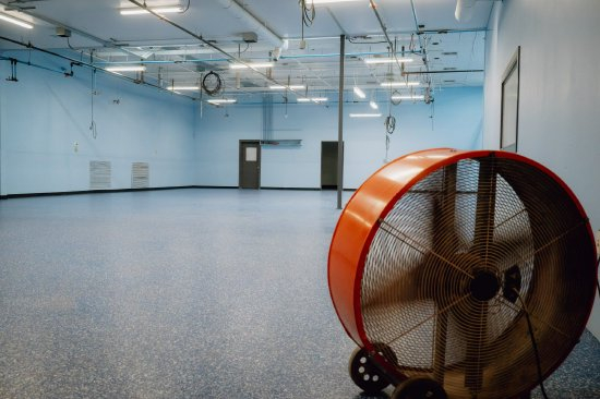 鞋类公司Evolutions Brands计划在德克萨斯州开设一家工厂，但由于关税问题，该计划目前被搁置