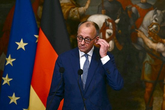 ▲ 5 月 17 日，弗里德里希・默茨在罗马与意大利总理焦尔吉娅・梅洛尼会晤后，于奇吉宫出席新闻发布会。