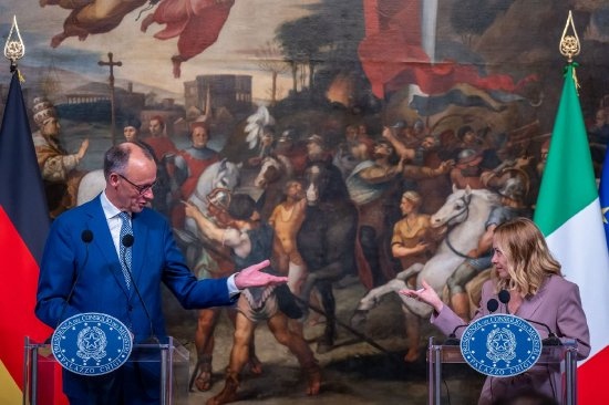 ▲ 5 月 17 日，弗里德里希・默茨（左）与焦尔吉娅・梅洛尼在罗马奇吉宫举行联合新闻发布会。