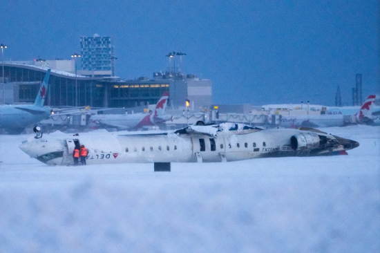 2 月 18 日，多伦多皮尔逊国际机场，机场工作人员在达美航空客机坠毁现场勘查，至少 18 名乘客受伤，无人死亡。