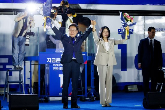 李在明及妻子6月4日清晨在首尔