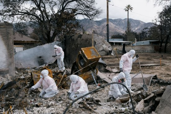 2025 年 3 月 6 日，志愿者应阿尔塔 adena 伊顿火灾中被毁房屋主人的要求搜寻个人物品