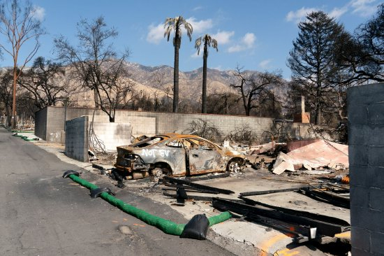 加州阿尔塔 adena 伊顿火灾中被毁的房屋