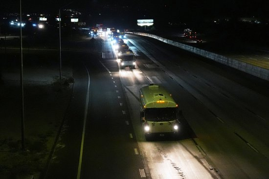 6月 9 日，一队巴士离开加利福尼亚州二十九棕榈村海军陆战队基地后，沿着 10 号州际公路行驶。