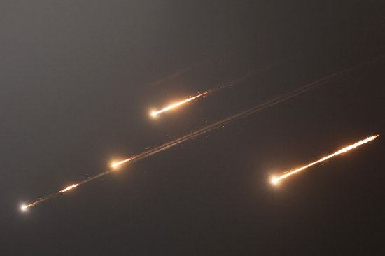 6月 13 日，耶路撒冷上空的火箭尾迹