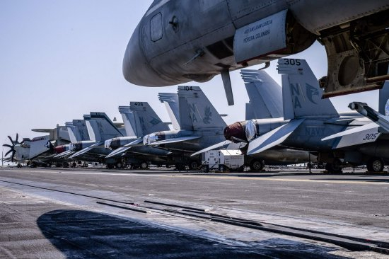 F/A-18战斗机在“尼米兹”号航空母舰的飞行甲板上。