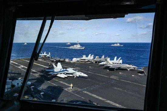 从“卡尔·文森”号航空母舰的舰桥上看到的战斗机和船只。