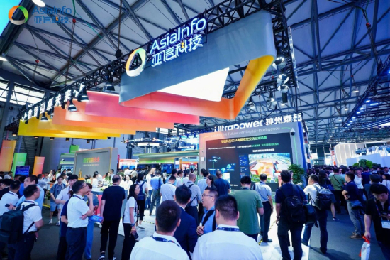 图：亚信科技展位观众络绎不绝
