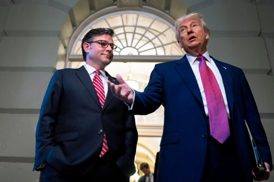 　　2025年5月20日，特朗普与美国众议院议长、路易斯安那州共和党人迈克·约翰逊抵达美国国会大厦，出席众议院共和党党团会议。