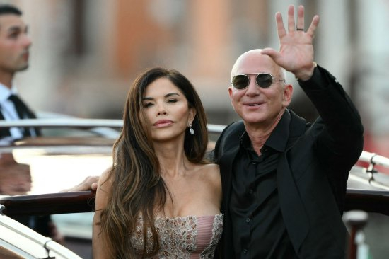 6 月 28 日，杰夫・贝佐斯和劳伦・桑切斯・贝佐斯在威尼斯参加完为期三天的婚礼庆祝活动后离开。