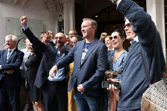 7月23日，Tom Hayes和Carlo Palombo在位于伦敦的英国最高法院外庆祝。