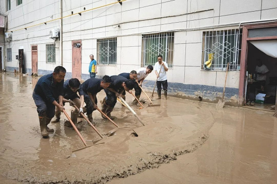 吴起县支行员工协助恢复社区环境