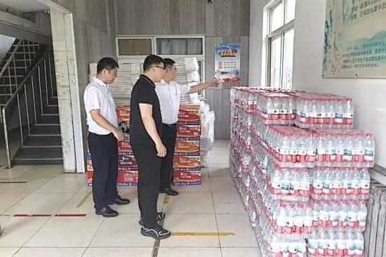 北京怀柔区支行前往杨宋镇村民安置点送应急物资