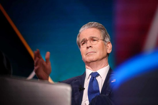 5月23日，斯科特·贝森特在纽约接受采访。