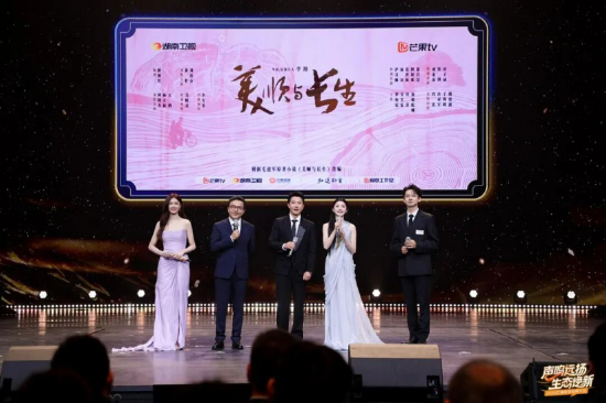 《美顺与长生》导演兼总制片人、著名影视制作人李路以及主创黄轩、刘浩存来到现场