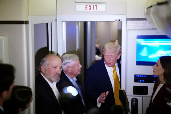 周日，在 “空军一号” 上被问及政府是否会将哥伦比亚列为打击目标时，特朗普总统回应称：“我觉得这主意不错。”