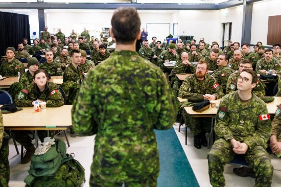 加拿大武装部队年度北极训练中，一名中校向加拿大第五师的官兵做简报。