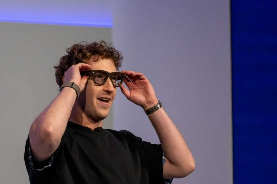 Meta CEO扎克伯格于9月展示Meta Ray-Ban眼镜