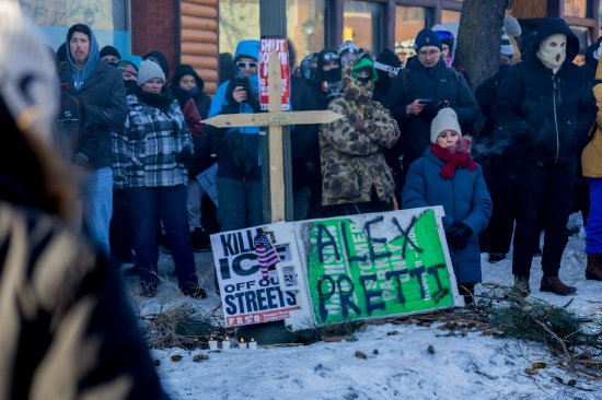 1月24日，明尼阿波利斯市联邦执法人员开枪事件现场附近的居民