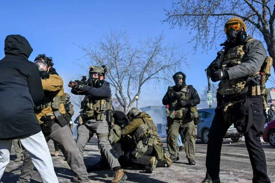 1月24日明尼阿波利斯市发生枪击事件后，一名抗议民众被联邦探员制服