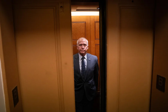 2026 年 1 月 6 日，华盛顿特区国会山，北卡罗来纳州共和党参议员汤姆・蒂利斯抵达会场参加投票。