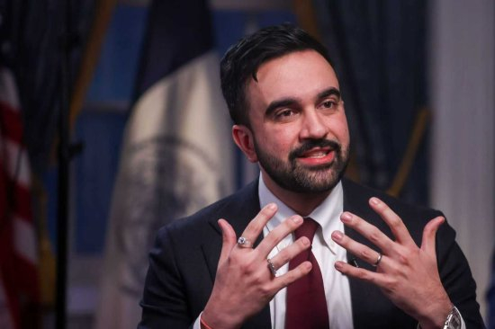 1月29日，马姆达尼在纽约市政厅接受采访。