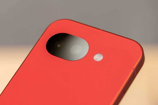 Pixel 10a摄像头与设备背面齐平，这在当今智能手机中比较少见。