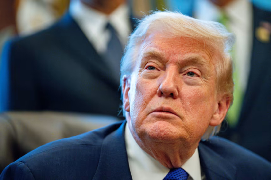 2 月 2 日，美国总统唐纳德・特朗普在白宫椭圆形办公室对媒体发表讲话。