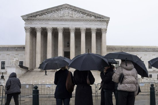 美国最高法院周五以 6 比 3 的裁决推翻了特朗普总统关税的合法性。