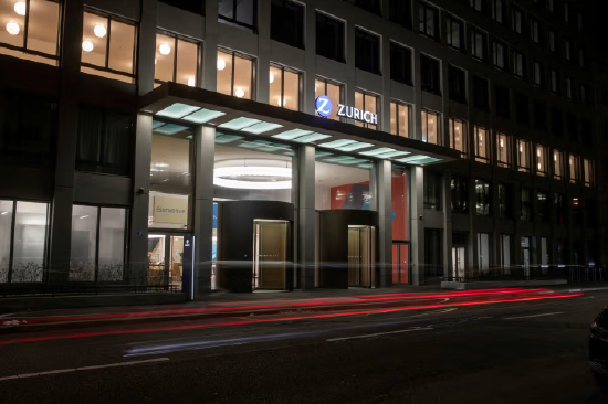 夜间灯火照亮总部大楼的苏黎世保险标志。