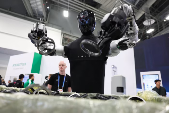 在舍弗勒机器人展台，人形机器人 Alpha Robot HMND‑01 正在从料箱中拾取指环。