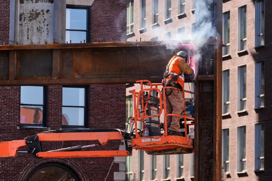 2026 年 2 月 26 日，美国波士顿一处在建工地，一名建筑工人正在焊接钢梁。