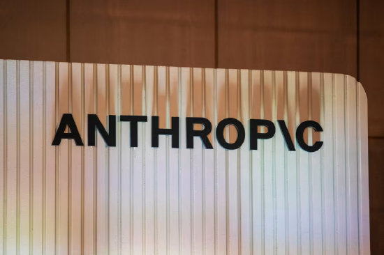 2026 年 2 月 16 日，印度班加罗尔，Anthropic 公司开发者峰会舞台上展示的 Anthropic 标志。