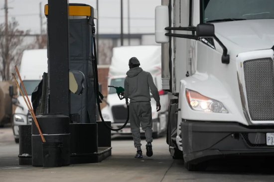 2026 年 3 月 3 日，伊利诺伊州埃尔克格罗夫村，一辆卡车在加油站加油。