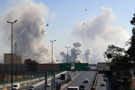 3月5日，德黑兰遭到空袭，浓烟滚滚。