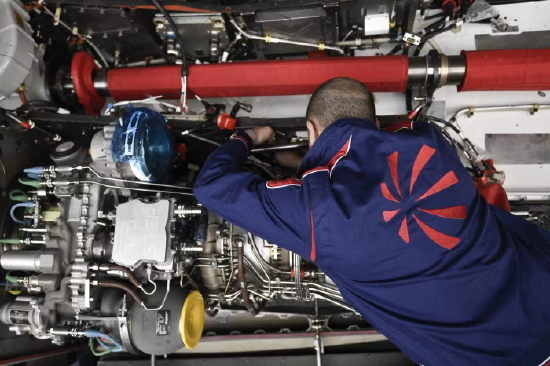Leonardo直升机工厂员工正在检修直升机发动机。