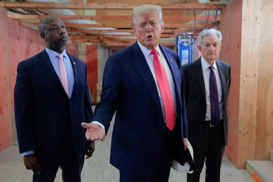 　　2025年7月24日， 特朗普与参议员蒂姆·斯科特和美联储主席鲍威尔一起参观美联储的翻新工程，并发表讲话