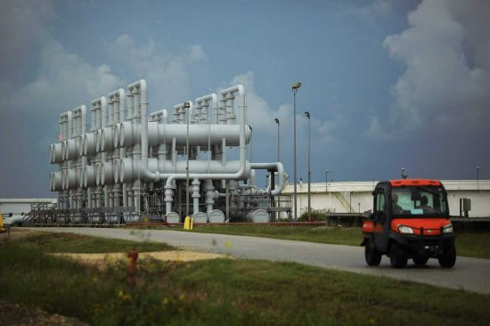 在德克萨斯州弗里波特的布莱恩山战略石油储备区，矗立着输油管道。