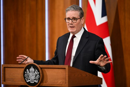 英国首相斯塔默今天在伦敦唐宁街